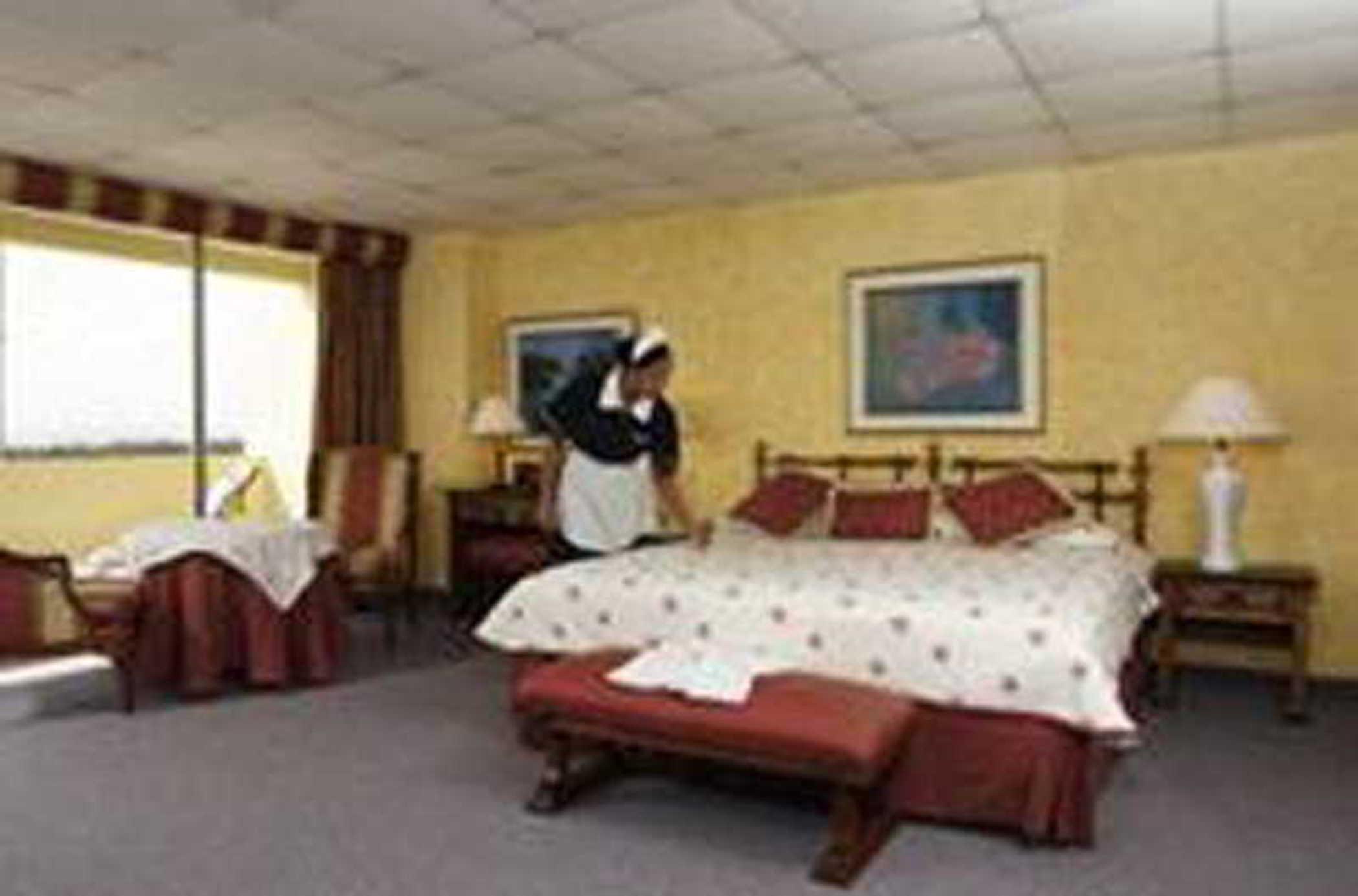 Dominican Fiesta Hotel Santo Domingo Værelse billede A chambermaid making a bed