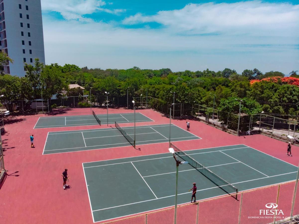 Dominican Fiesta Hotel Santo Domingo Eksteriør billede Tennis Courts