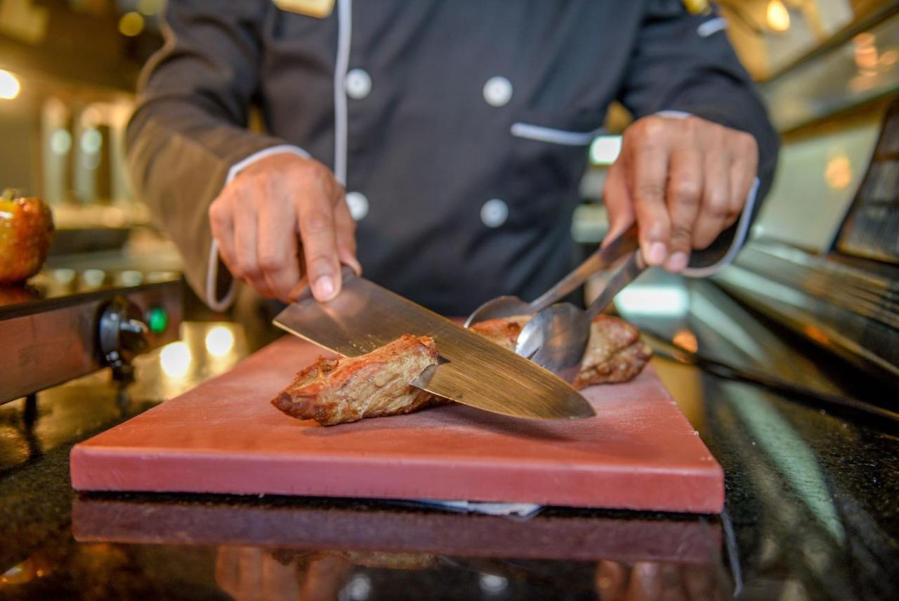 Dominican Fiesta Hotel Santo Domingo Eksteriør billede Chef cutting a steak